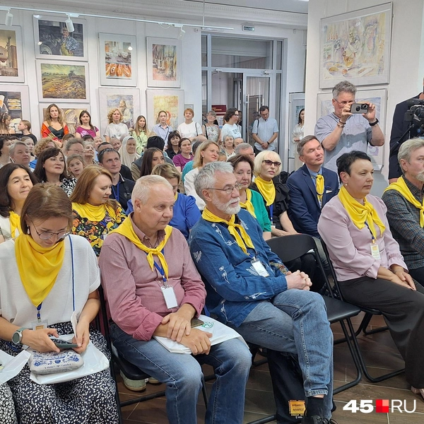 Отличительный знак участников «Аквафеста»&nbsp;— желтый платок | Источник: Александр Лисихин /45.ru