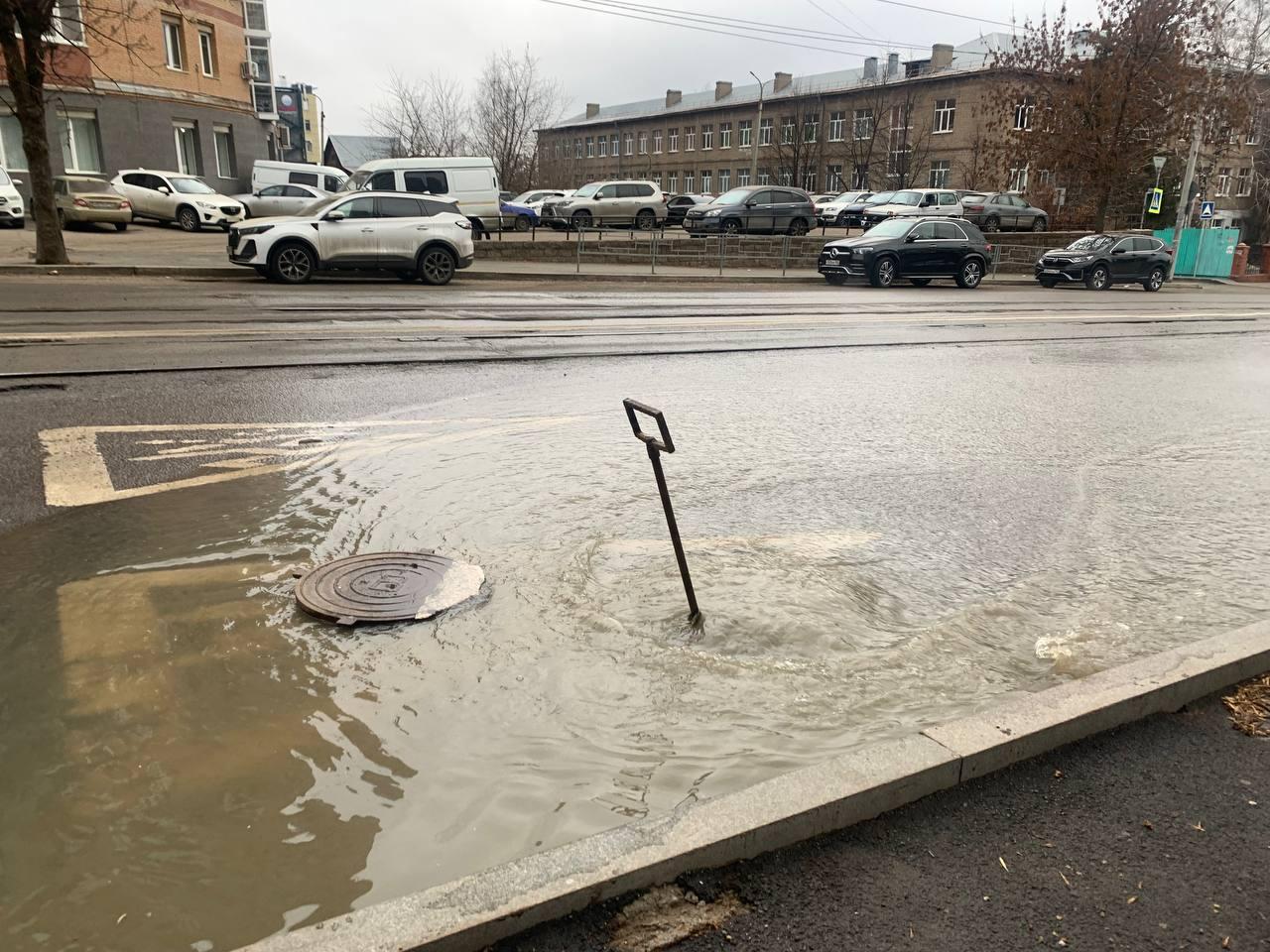 На улице Ленина в Уфе вода бьет ключом из-под асфальта