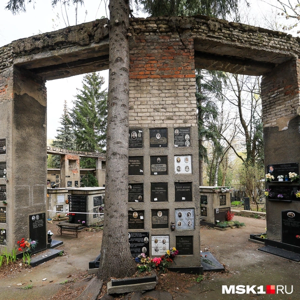 Камни от разрушающихся конструкций валяются на земле | Источник: Артем Устюжанин / MSK1.RU