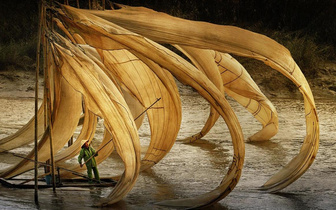 Ветер раздувает сети китайского рыбака