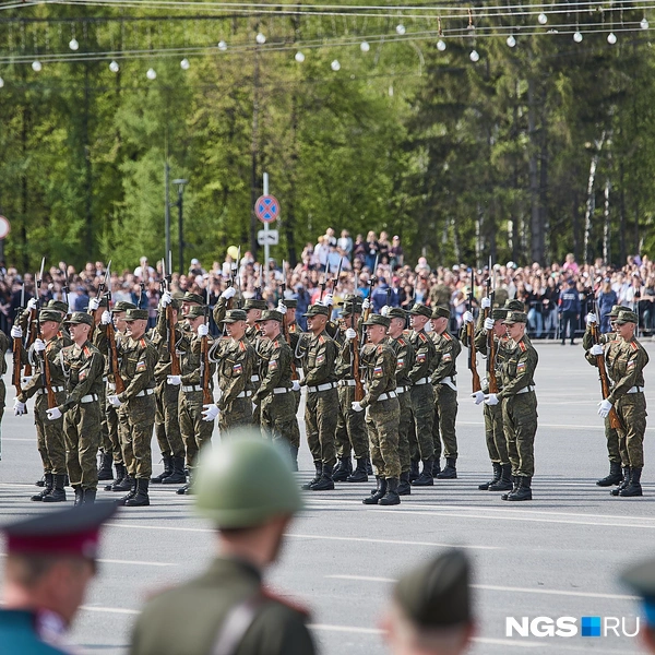 Необычным на параде стало и то, что в честь юбилея Победы командование Новосибирского высшего военного командного ордена Жукова училища возродило демонстрацию выступления с оружием | Источник: Александр Ощепков / NGS.RU