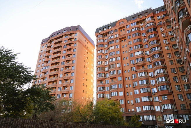 Долгострой на фото слева  | Источник: Дарья Паращенко / 93.RU