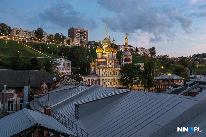Вид на Рождественскую церковь и парк 800-летия Нижнего Новгорода | Источник: Наталья Бурухина / NN.RU