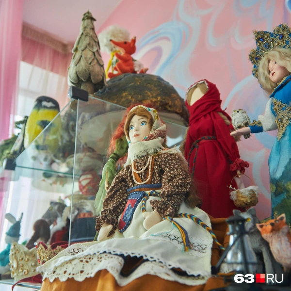 Вот таких красоток в старинной артельной технике Алёна Архипова сделала сама | Источник: Роман Данилкин / 63.RU