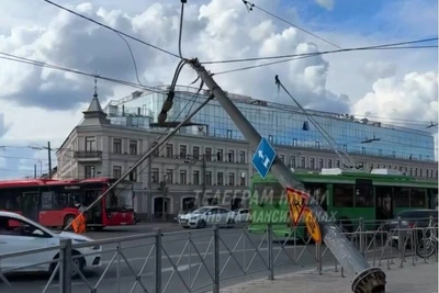 Рухнувший в Казани столб навис над дорогой