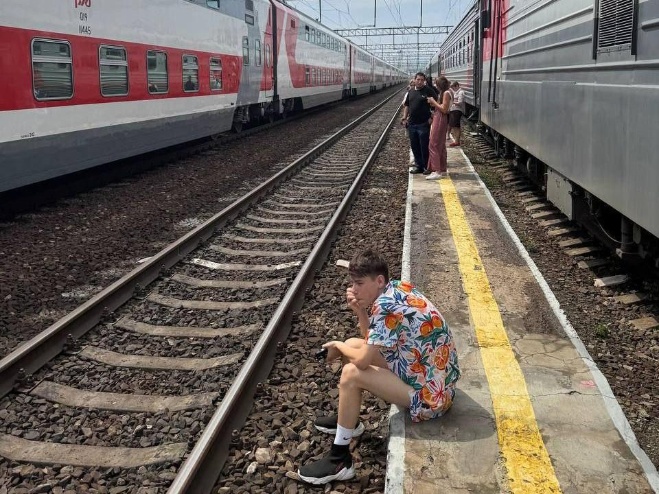 Передали 8 тысяч наборов питания. На каких станциях кормят пассажиров задержанных на Дону поездов