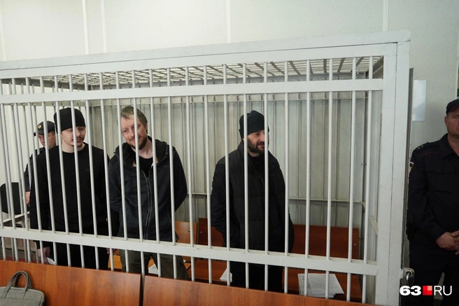 За решеткой находятся трое подсудимых: Леонид Власов (справа), Александр Кормишенко (в центре) и Никита Шостак (слева) | Источник: Алексей Ногинский / 63.RU