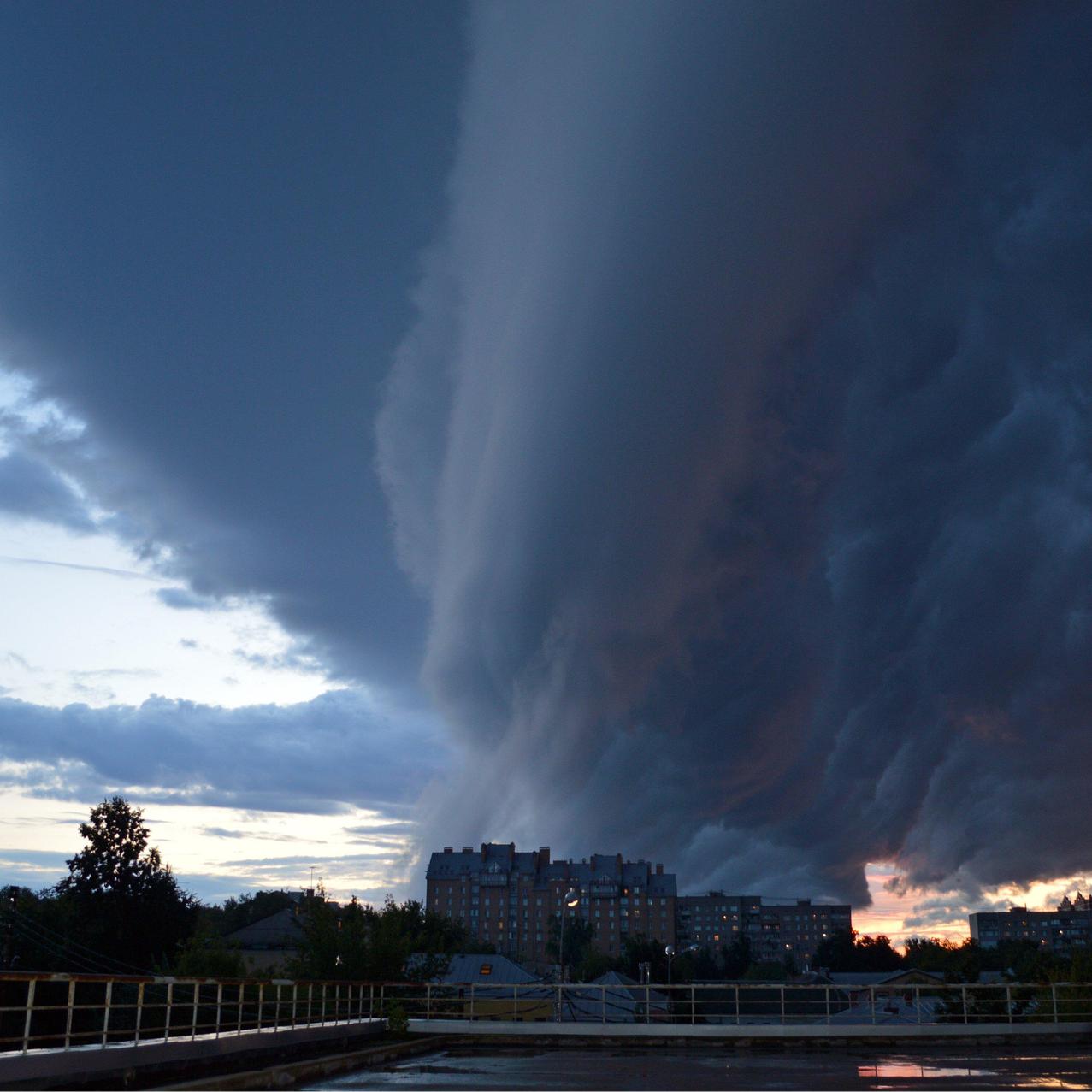 В школах отменяют уроки, парки закрыты: Москва готовится к 9-балльному шторму