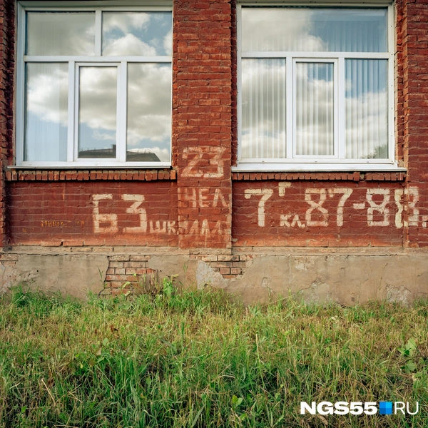 Памятная надпись от выпускников | Источник: Кирилл Башинский / NGS55.RU