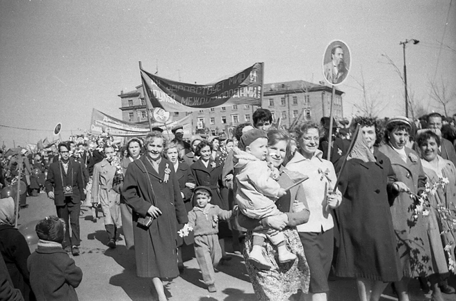 В Юрге выходили на демонстрации как коллективами, так и семьями | Источник: архив Д. Колегаева / pastvu.com