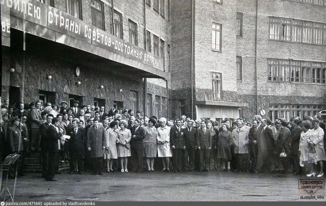 У проходной завода телевизоров, 1967-1972 | Источник: pastvu.com