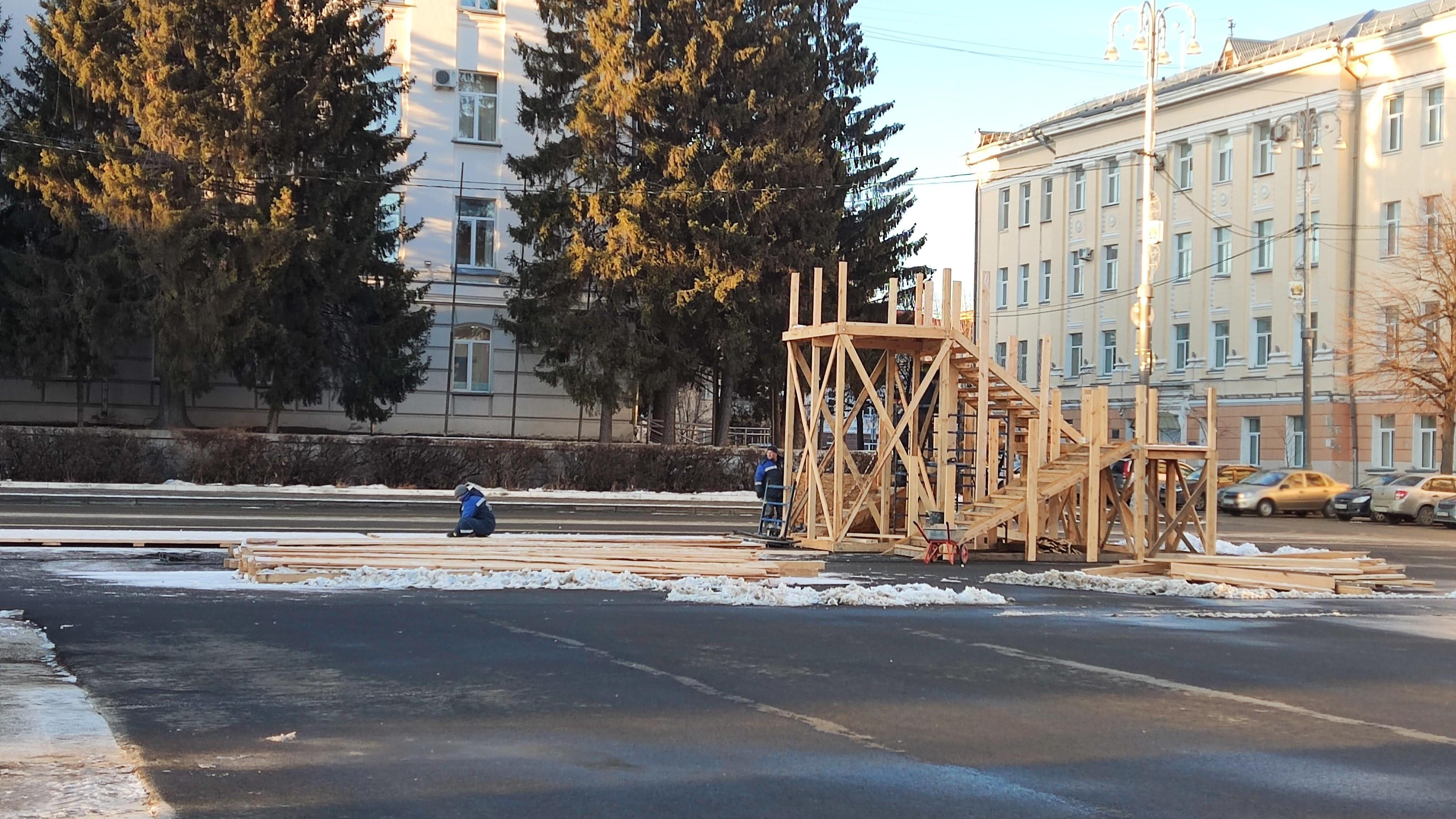 Осталось дождаться снега: в центре Кургана начали ставить новогоднюю горку