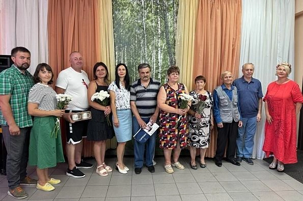 Юбилярам вручили памятные подарки и поздравили их с этим замечательным событием | Источник: пресс-центр Омского муниципального района