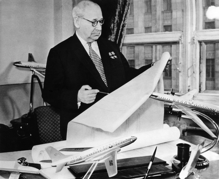 Авиаконструктор Андрей Туполев в своем кабинете, 1962 год | Источник: Getty Images