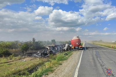Под Волгоградом столкнулись и загорелись два бензовоза: двое погибших
