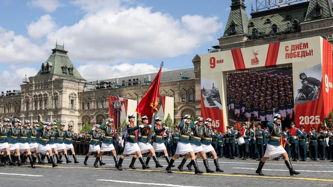 Курсантки маршировали под «Катюшу», в небе растянулся триколор: Парад Победы на Красной площади в 20 фото