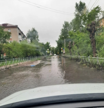Перейти дорогу можно разве что в резиновых сапогах | Источник: «ЧП Омск» / vk.com