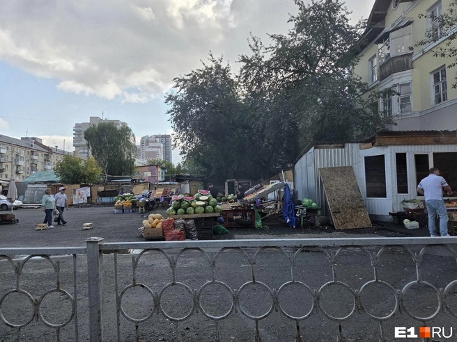 Павильон с овощами и фруктами пока держит позицию | Источник: читатель E1.RU