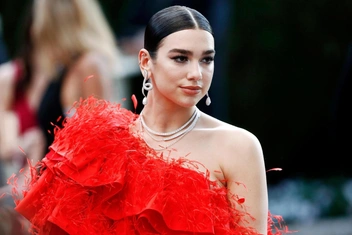 «В XVII веке обвиняли „ведьм“, сейчас — мигрантов»: Дуа Липа узнала у автора «Рассказа служанки», чем она вдохновлялась