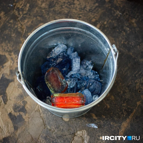 Без печи для обжига изделия приходится остужать по старинке — в ведре, на воздухе. Никогда не подходите так близко к нему, когда там лежит горячее стекло | Источник: Даниил Конин / «ИрСити»