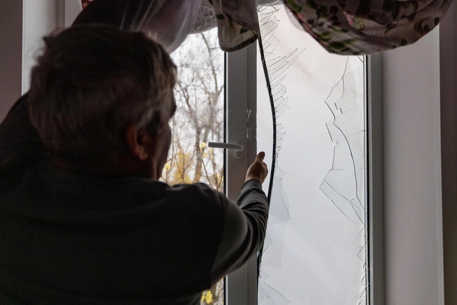 Окна Владимир затянул клеенкой, но от сквозняков и холода это практически не спасает | Источник: Алексей Волхонский / V1.RU