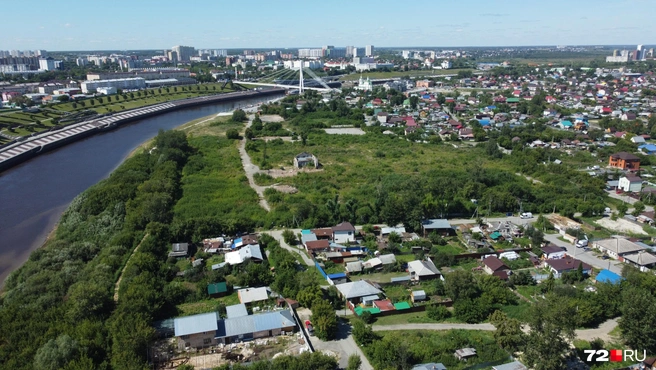 Объект планируют построить на левом берегу Туры. Тот район власти отдали под реновацию, чем недовольны жители домов | Источник: Михаил Петелин / 72.RU