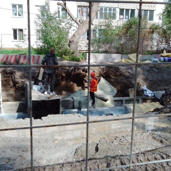В сентябре в яме появились рабочие, до этого, по словам жильцов дома, раскоп просто стоял | Источник: читательница НГС Надежда