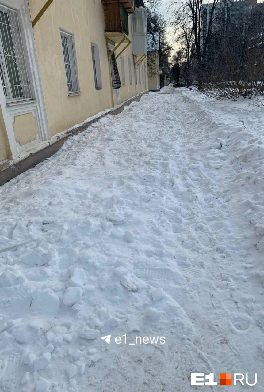 На Калинина, 68 коммунальщики почистили с крыши снег. Вот только всё это оказалось на тротуаре, где регулярно ходят пешеходы | Источник: читатель E1.RU