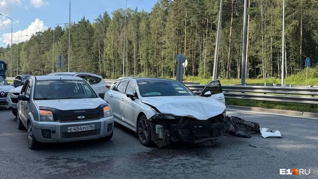 Всего в аварии столкнулись три машины: Hyundai, Kia и Ford | Источник: читатель E1.RU