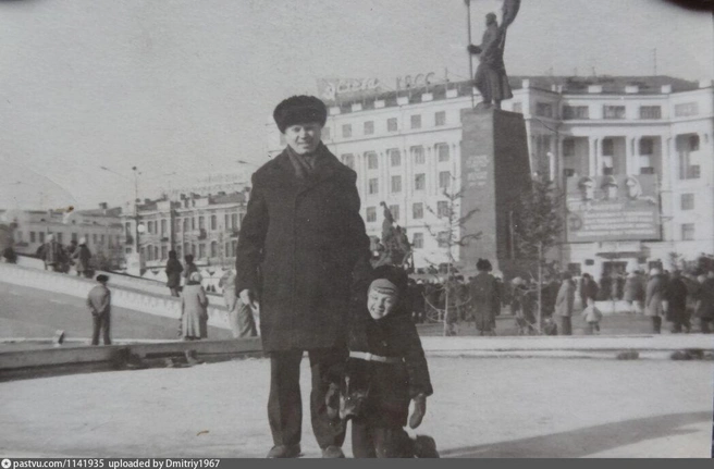 Каток на площади был уже в 1973 году | Источник: Галина Васильева / pastvu.com