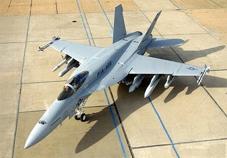 Джип снес хвост истребителю на военной базе в США | ya62.ru