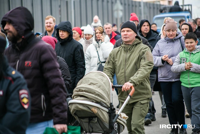 Многие пришли на богослужение вместе с детьми. Некоторые из ребятишек ещё даже не понимают, что происходит | Источник: Ксения Филимонова / IRCITY.RU