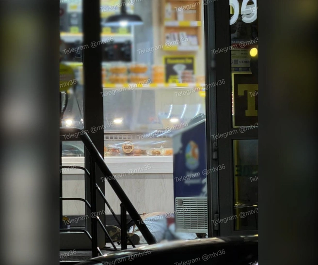 Мужчина скончался в пивном магазине во дворе воронежского ЖК от ножевых ранений | Источник: Телеграм-канал «Мой и твой Воронеж» / telegram.me/mtv36