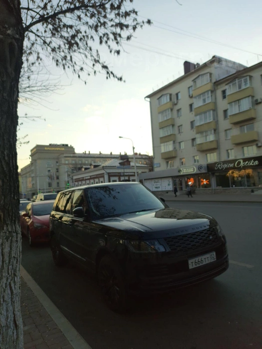 Range Rover 75-летнего медработника | Источник: nomerogram.ru