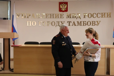 Сотрудницу банка наградили за предотвращение мошенничества в Тамбове