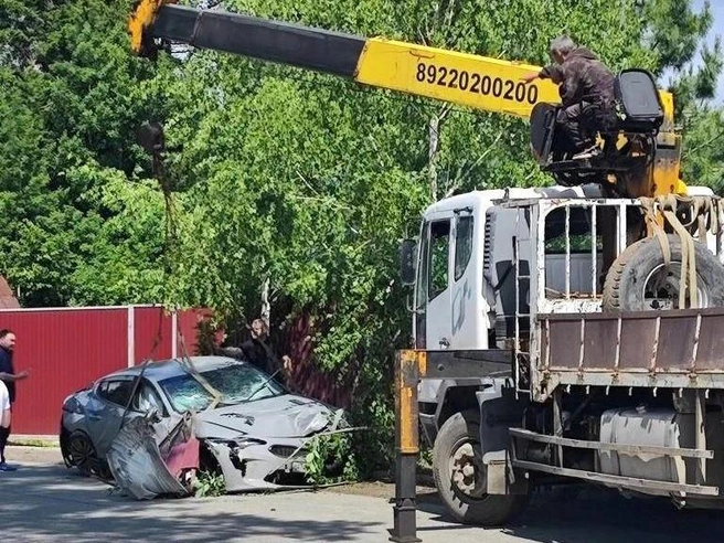 Поврежденный спорткар извлекали с помощью автокрана | Источник: читатель E1.RU
