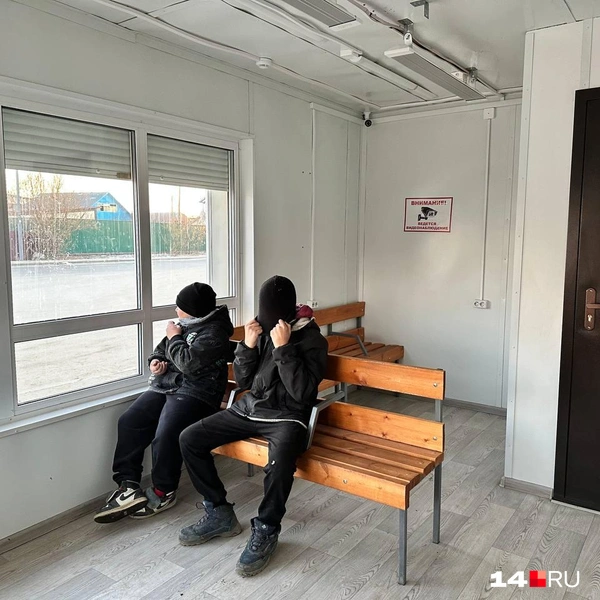 Пацаны сидят и греются | Источник: Илья Константинов / 14.RU