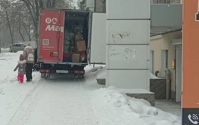 Это же место: по словам автора, необходимости заезжать на тротуар в данном случае не было, потому что пункт выдачи находится у дороги. «Но доставщик еще и предпочел выезжать по тротуару задним ходом!»&nbsp;— пишет наш читатель. ПДД разрешают заезд на тротуар для разгрузки машины, но только при отсутствии альтернатив и по кратчайшему пути | Источник: читатель 74.RU