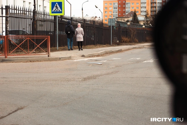 Но вот на углу Коммунистической и 7-й Советской люк претерпел странные метаморфозы | Источник: Даниил Конин / «ИрСити»