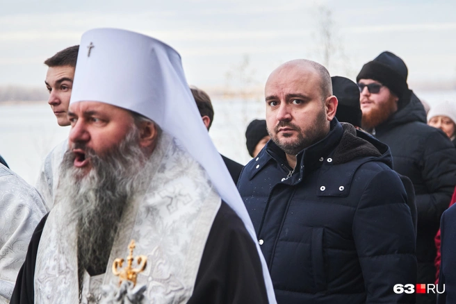 Вячеслав Федорищев шел позади владыки Феодосия | Источник: Роман Данилкин / 63.RU