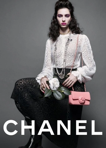 Две красивые героини Chanel: камелия и Лоли Баия