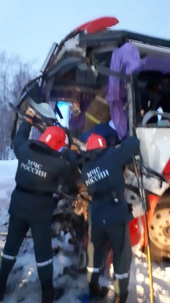 Два автобуса столкнулись лоб в лоб на Камчатке. Водители погибли, еще 8 человек пострадали (фото) | Источник: МЧС России