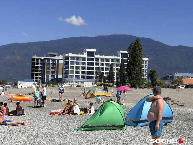 Народу много, но пляж широкий, места хватает всем  | Источник: Анна Грицевич / SOCHI1.RU