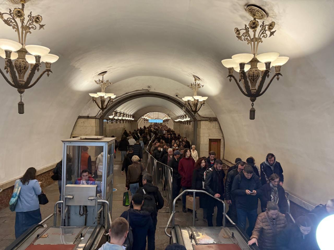 Останавливают молодежь. На московских станциях метро полиция устроила рейды — зачем досматривают по…