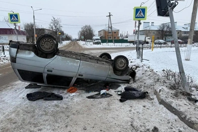 Drunk driver crashes into traffic light in Voronezh, car flips
