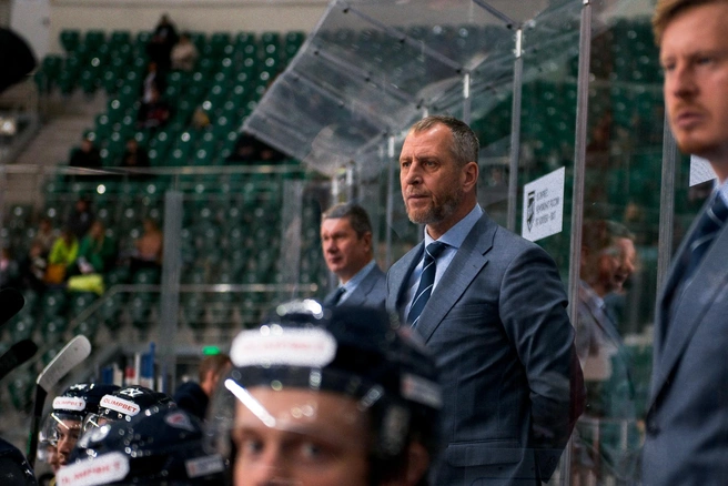 Главный тренер команды Лев Бердичевский (посередине) | Источник: «ХК „Сокол“ Красноярск» / vk.com