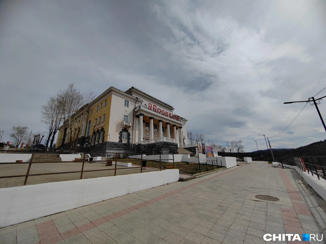 Дворец культуры расположен напротив администрации в центре города | Источник: Дарья Кливенкова / CHITA.RU