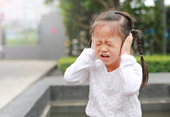 «Ребенок закрывает уши руками — что это значит?»