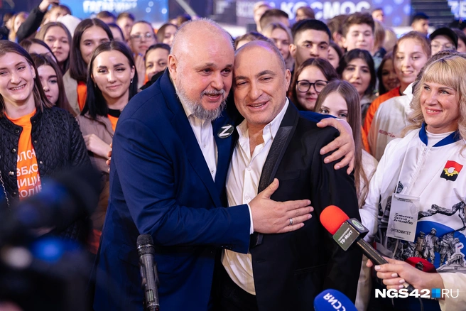 Михаил Турецкий (в центре справа) и его коллектив часто выступают на праздниках в Кузбассе | Источник: Максим Серков / NGS42.RU