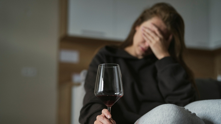Воронка вины: как формируется созависимость с алкоголиком
